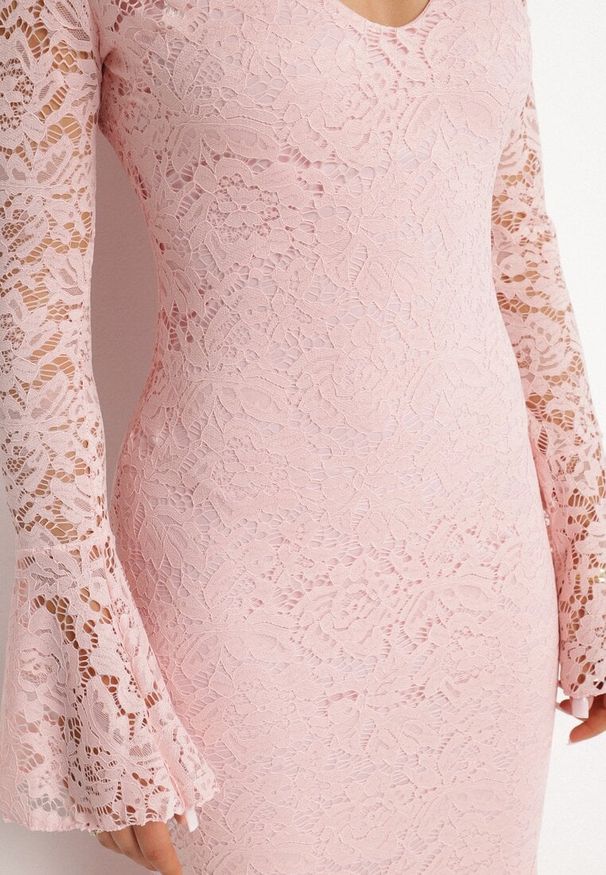 Born2be - Ciemnoróżowa Koronkowa Sukienka o Dopasowanym Kroju z Szerokim Dołem Annadira. Kolor: różowy. Materiał: koronka. Typ sukienki: proste