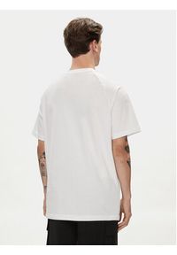 Adidas - adidas T-Shirt Camo Tongue IS0246 Biały Regular Fit. Kolor: biały. Materiał: bawełna