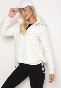 Born2be - Biała Pikowana Kurtka z Odpinanym Kapturem Wydłużonym Tyłem i Ściągaczami Zinonia. Okazja: na co dzień. Kolor: biały. Materiał: wełna, skóra, jeans. Sezon: zima, jesień. Styl: casual, elegancki #1