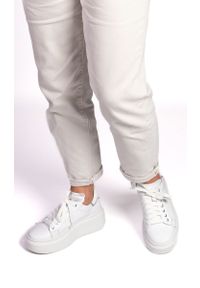 Inna - Sneakersy na platformie z lakierowaną cholewką skórzane białe Sempre 23-397. Kolor: biały. Materiał: skóra, lakier. Szerokość cholewki: normalna. Wzór: grochy. Obcas: na platformie #2