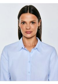 Big-Star - Koszula damska klasyczna błękitna Hansai 400. Okazja: na spotkanie biznesowe, do pracy. Typ kołnierza: kołnierzyk klasyczny. Kolor: niebieski. Długość rękawa: długi rękaw. Długość: długie. Styl: klasyczny