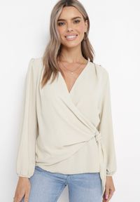 Born2be - Jasnobeżowa Kopertowa Bluzka z Wiązaniem Maerise. Okazja: na co dzień. Typ kołnierza: dekolt w serek. Kolor: beżowy. Materiał: jeans. Styl: klasyczny, casual #4