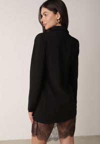 Born2be - Czarna Pudełkowa Sukienka VICES o Kroju Marynarki z Koronką Nyshis. Okazja: na co dzień, na spotkanie biznesowe. Kolor: czarny. Materiał: koronka. Wzór: koronka. Styl: casual, biznesowy, elegancki, klasyczny #4