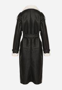 Born2be - Czarny Dwurzędowy Płaszcz z Imitacji Skóry z Wiązanym Paskiem i Futrem Guritte. Okazja: na co dzień. Typ kołnierza: golf. Kolor: czarny. Materiał: futro, skóra. Długość rękawa: długi rękaw. Długość: długie. Styl: casual, elegancki, klasyczny #4