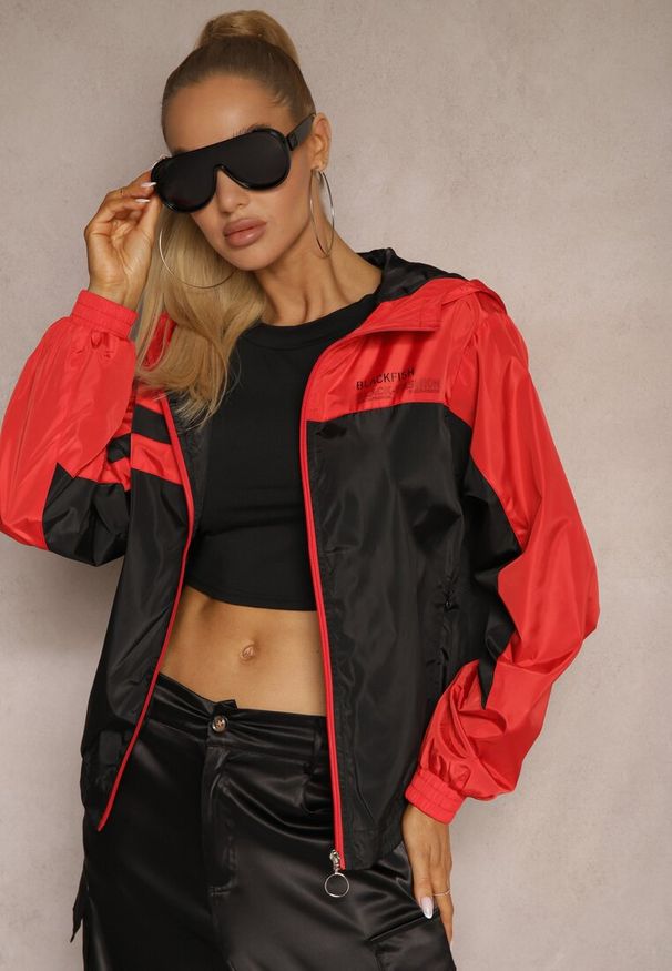 Renee - Czerwono-Czarna Kurtka Wiatrówka w Streetwearowym Stylu z Kapturem i Kieszeniami Nailria. Typ kołnierza: kaptur. Kolor: czerwony. Materiał: tkanina