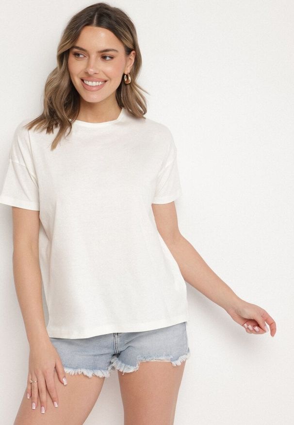 Born2be - Beżowy Klasyczny T-shirt Oversize z Bawełny Zivassa. Okazja: na co dzień. Kolor: beżowy. Materiał: bawełna. Styl: klasyczny