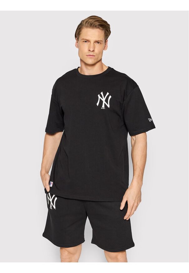 T-Shirt New Era. Kolor: czarny. Materiał: bawełna