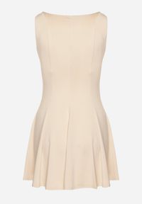 Born2be - Jasnobeżowa Sukienka z Wiskozą o Rozkloszowanym Kroju Bez Rękawów Nalomira. Okazja: na co dzień. Kolor: beżowy. Materiał: wiskoza. Długość rękawa: bez rękawów. Styl: klasyczny, casual, elegancki #6