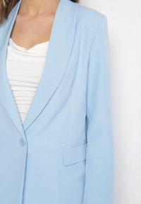 Born2be - Jasnoniebieska Marynarka Ozdobiona Imitacją Kieszeni Sovzedi. Okazja: na spotkanie biznesowe. Kolor: niebieski. Materiał: jeans. Wzór: aplikacja. Styl: elegancki, biznesowy