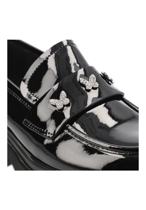 Czarne Półbuty Artiker Eleganckie Obuwie Damskie. Okazja: na co dzień. Kolor: czarny. Materiał: skóra, lakier. Wzór: aplikacja. Obcas: na obcasie. Styl: elegancki. Wysokość obcasa: średni