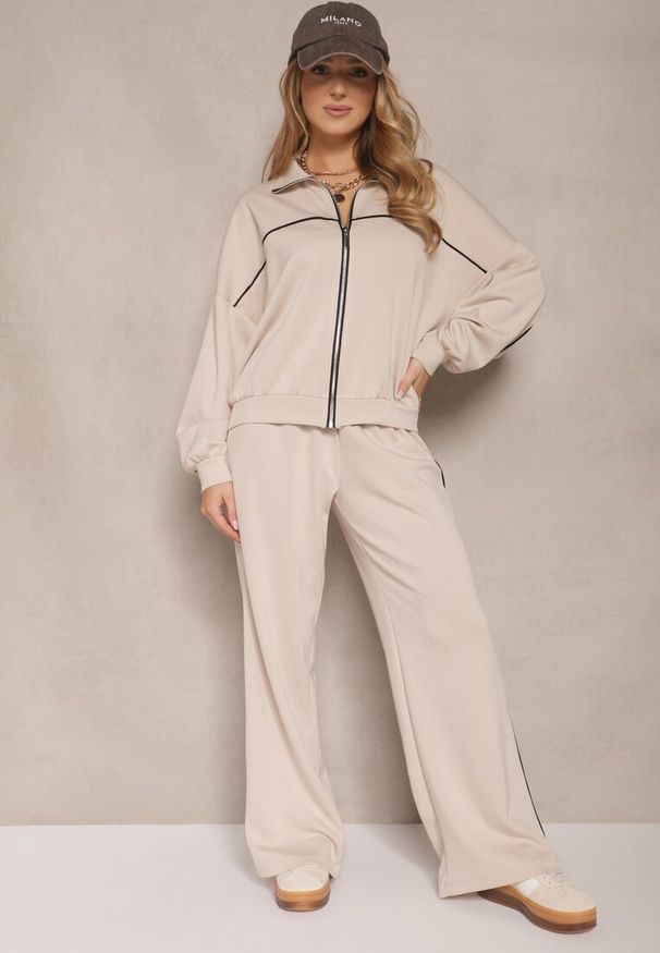 Renee - Jasnobeżowy Retro Komplet Dresowy z Wiskozą Bluza i Spodnie o Szerokim Kroju Selriza. Kolor: beżowy. Materiał: dresówka, wiskoza. Wzór: aplikacja
