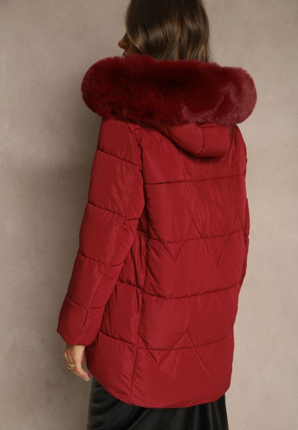 Renee - Bordowa Klasyczna Kurtka z Pikowanymi Przeszyciami i Kapturem z Futrem Mundrie. Okazja: na co dzień, na spacer. Kolor: czerwony. Materiał: futro. Wzór: aplikacja. Styl: klasyczny