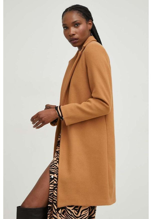 Answear Lab płaszcz damski kolor brązowy przejściowy. Okazja: na co dzień. Kolor: brązowy. Materiał: poliester. Styl: wakacyjny