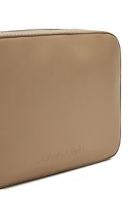 Calvin Klein Torebka Embossed Logo Camera Bag K60K612555 Brązowy. Kolor: brązowy. Materiał: skórzane #5