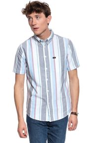 Lee - KOSZULA MĘSKA KRÓTKI RĘKAW LEE BUTTON DOWN SS DIPPED BLUE L886NULA 112123685. Typ kołnierza: button down. Materiał: materiał. Długość rękawa: krótki rękaw. Długość: krótkie. Wzór: kolorowy, paski #3