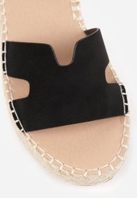 Born2be - Czarne Sandały VICES na Plecionym Koturnie Ozdobione Wycięciami Cirilea. Okazja: na co dzień, na spacer. Zapięcie: sprzączka. Kolor: czarny. Wzór: aplikacja. Sezon: lato. Obcas: na koturnie. Styl: casual, klasyczny, elegancki #4