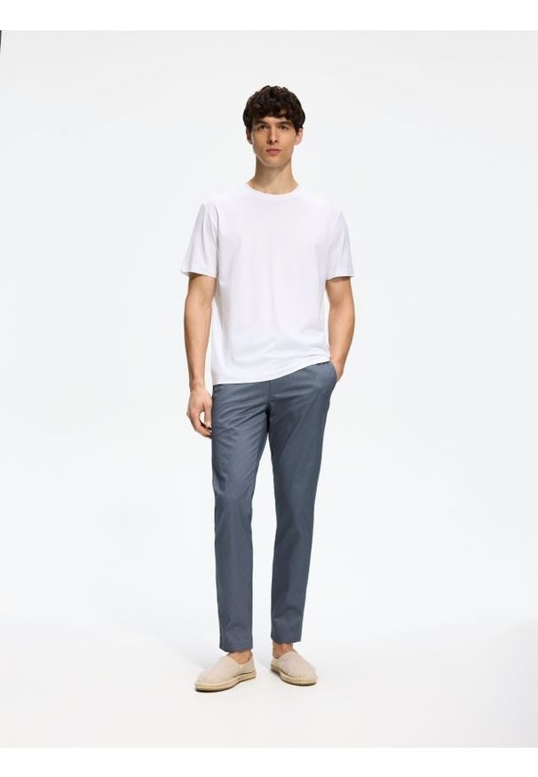 Reserved - Spodnie chino slim fit - granatowy. Kolor: niebieski. Materiał: bawełna, tkanina
