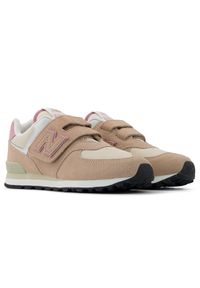 Buty dziecięce New Balance PV574QTC – beżowe. Zapięcie: rzepy. Kolor: różowy. Materiał: guma, materiał, syntetyk. Szerokość cholewki: normalna. Model: New Balance 574. Sport: turystyka piesza #5