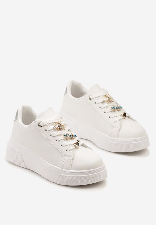 Born2be - Biało-Srebrne Sneakersy na Grubej Podeszwie ze Sznurowaniem Ozdobione Metalowymi Zawieszkami i Cyrkoniami Timavel. Nosek buta: okrągły. Zapięcie: sznurówki. Kolor: biały. Materiał: materiał. Wzór: aplikacja. Obcas: na obcasie. Wysokość obcasa: niski