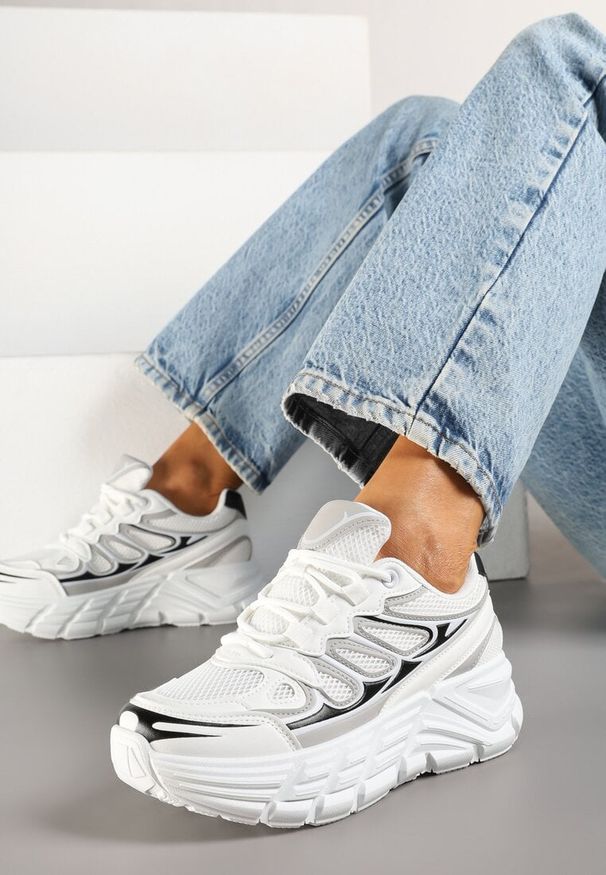 Born2be - Białe Sneakersy w Streetwearowym Stylu na Grubej Podeszwie z Tłoczeniami Siltewi. Okazja: na co dzień. Nosek buta: okrągły. Zapięcie: sznurówki. Kolor: biały. Materiał: jeans