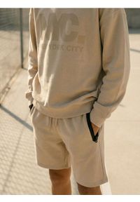 Sinsay - Szorty z kieszeniami na zamek - beżowy. Kolor: beżowy