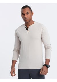 Ombre Clothing - Męski longsleeve z guzikami przy dekolcie - jasnobeżowy V6 - Rozmiar: S. Okazja: na co dzień. Kolor: beżowy. Materiał: bawełna, jersey, dzianina. Długość rękawa: długi rękaw. Wzór: aplikacja. Styl: klasyczny, casual
