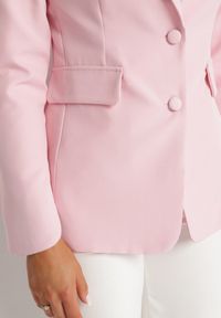 Born2be - Różowa Taliowana Marynarka z Usztywnioną Linią Ramion Finzeki. Okazja: na co dzień. Kolor: różowy. Materiał: jeans. Styl: klasyczny, casual #7