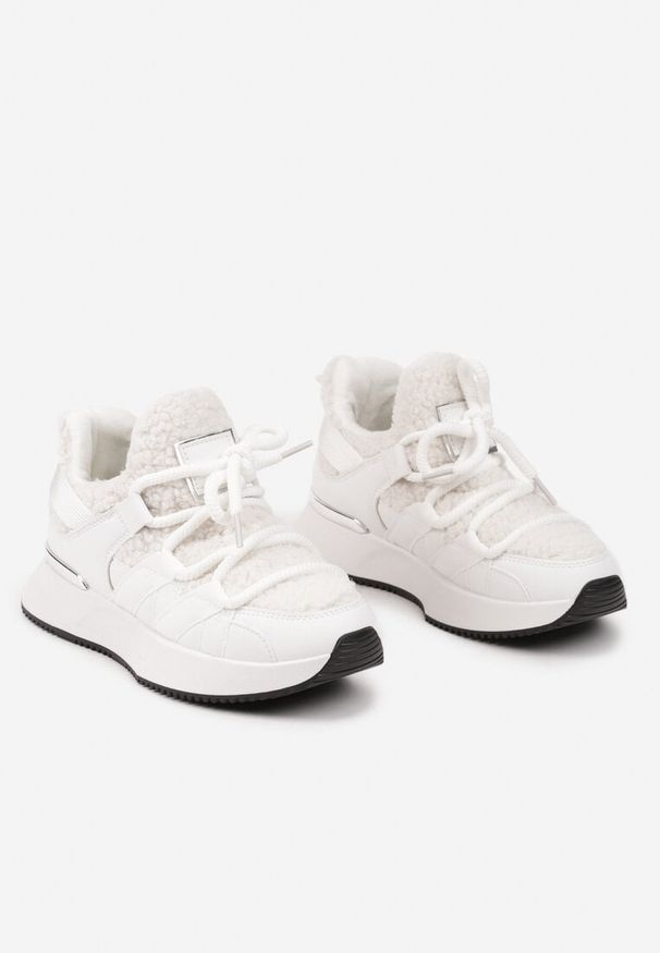 Renee - Białe Sneakersy Zimowe z Futerkiem Barankiem na Niskiej Platformie Zinethia. Okazja: na co dzień, na spacer. Zapięcie: sznurówki. Kolor: biały. Materiał: futro. Sezon: zima. Obcas: na platformie. Sport: turystyka piesza