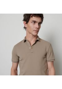 Reserved - Koszulka polo z dekoltem na napy - Beżowy. Typ kołnierza: polo. Kolor: beżowy
