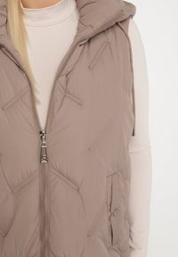 Born2be - Ciemnobeżowa Pikowana Kamizelka z Kapturem i Kieszeniami Esarivie. Okazja: na spacer. Typ kołnierza: kaptur. Kolekcja: plus size. Kolor: beżowy. Materiał: jeans #3