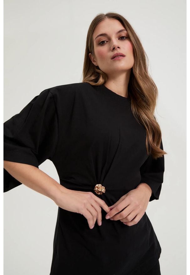 MOODO - Bawełniana bluzka z ozdobnym guzikiem czarna. Kolor: czarny. Materiał: bawełna