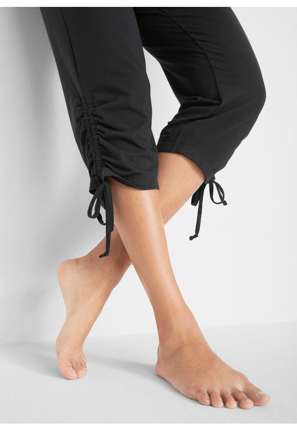 bonprix - Spodnie rybaczki z marszczeniem, z mieszanki wiskozy. Kolor: czarny. Materiał: wiskoza