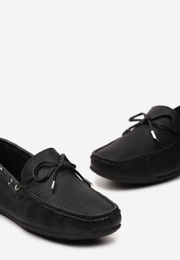 Born2be - Czarne Półbuty z Ekoskóry w Stylu Mokasynów z Przeszyciami i Kokardą Randaca. Okazja: na co dzień, na spacer. Kolor: czarny. Materiał: jeans. Sezon: lato, wiosna. Obcas: na płaskiej podeszwie. Styl: elegancki, casual