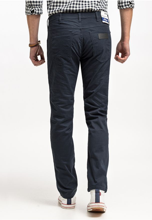 Wrangler - WRANGLER GREENSBORO MĘSKIE SPODNIE MATERIAŁOWE CHINO CHINOSY MARINE NAVY W15QOFB14 112320811. Styl: marine
