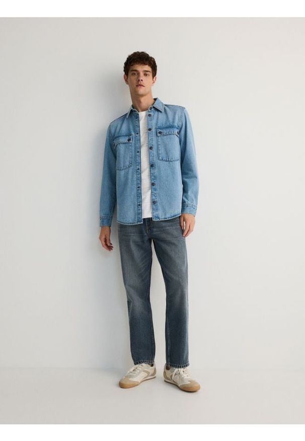 Reserved - Jeansy straight fit - granatowy. Kolor: niebieski