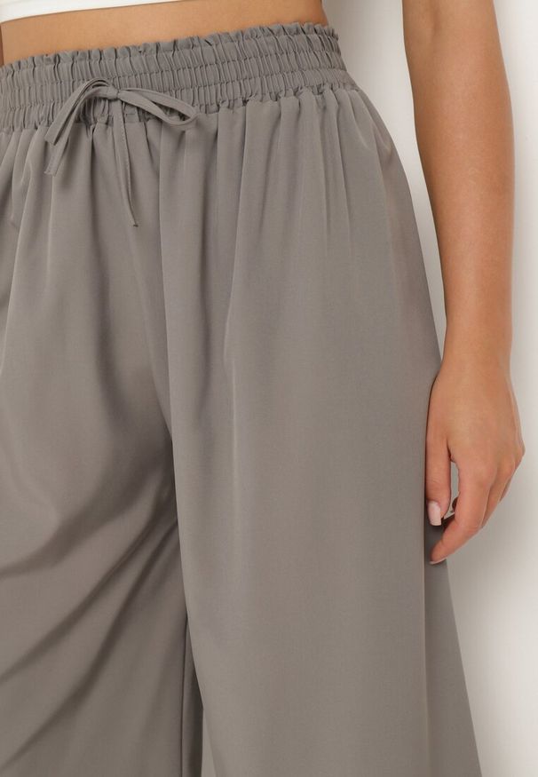 Born2be - Szare Szerokie Spodnie z Wysokim Stanem Wiskozą i Gumką w Pasie Criseldas. Okazja: na co dzień, na spotkanie biznesowe, do pracy. Stan: podwyższony. Kolor: szary. Materiał: wiskoza. Długość: długie. Styl: biznesowy, casual, elegancki