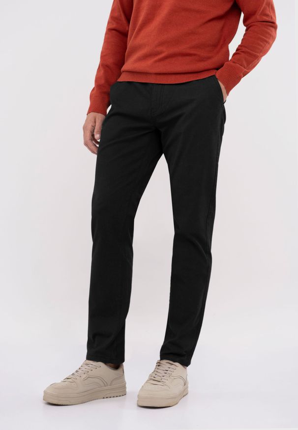 Volcano - Spodnie chino, Regular Fit, R-BORNI. Okazja: na co dzień. Kolekcja: plus size. Kolor: czarny. Materiał: elastan, dzianina, bawełna, materiał. Styl: casual, klasyczny