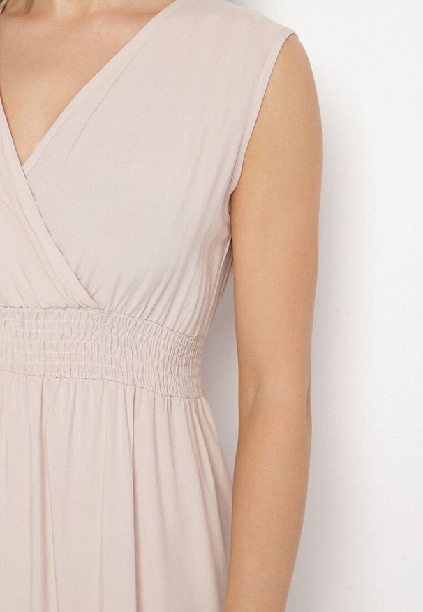 Born2be - Beżowa Wiskozowa Sukienka o Kopertowym Kroju z Falbanką Uliria. Kolor: beżowy. Materiał: wiskoza. Typ sukienki: kopertowe. Styl: elegancki