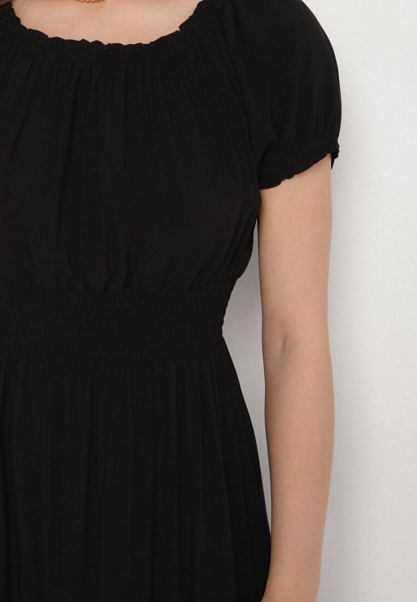 Born2be - Czarna Sukienka o Rozkloszowanym Kroju z Dekoltem Typu Łódka Miranea. Okazja: na co dzień. Kolor: czarny. Materiał: jeans. Typ sukienki: rozkloszowane, proste. Styl: klasyczny, casual
