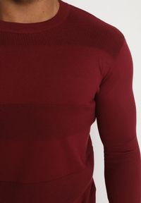 Born2be - Bordowy Wiskozowy Sweter z Okrągłym Dekoltem o Klasycznym Kroju Manohari. Kolor: czerwony. Materiał: wiskoza. Wzór: jednolity. Styl: klasyczny #2