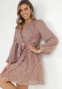 Born2be - Różowa Sukienka Cekinowa z Kopertowym Dekoltem Cidoly. Okazja: na co dzień. Typ kołnierza: dekolt kopertowy. Kolor: różowy. Typ sukienki: kopertowe. Styl: casual, rockowy, elegancki #4