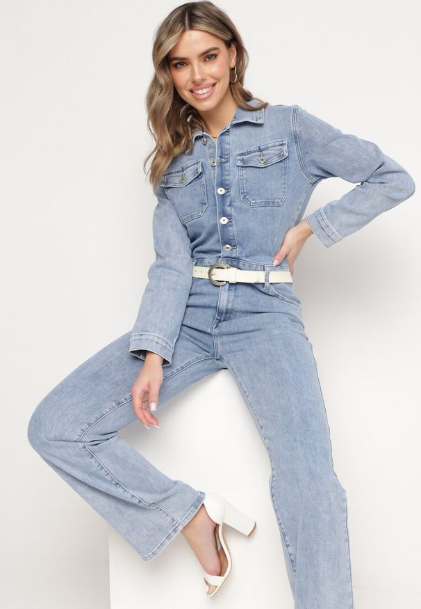 Born2be - Niebieski Jeansowy Kombinezon z Bawełny z Długim Rękawem i Spodniami Zapinany na Guziki Lystar. Okazja: na co dzień. Kolor: niebieski. Materiał: bawełna, jeans. Długość rękawa: długi rękaw. Długość: długie. Styl: elegancki, casual