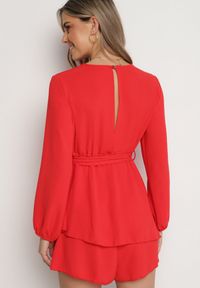 Born2be - Czerwona Kopertowa Sukienka Kombinezon Mini z Falbanką Bomina. Typ kołnierza: kołnierz z falbankami. Kolor: czerwony. Materiał: materiał. Typ sukienki: kopertowe. Długość: mini #4