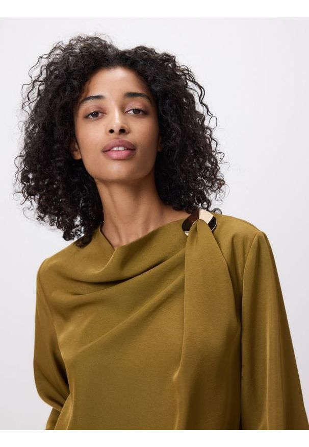 Reserved - Bluzka z ozdobnym detalem - oliwkowy. Kolor: oliwkowy. Materiał: tkanina