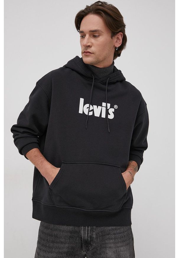 Levi's® - Levi's Bluza bawełniana męska kolor czarny z kapturem z nadrukiem. Okazja: na spotkanie biznesowe. Typ kołnierza: kaptur. Kolor: czarny. Materiał: bawełna. Wzór: nadruk. Styl: biznesowy