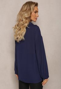 Renee - Granatowa Koszula z Falbanką i Koronkową Wstawką Hammonis. Kolor: niebieski. Materiał: koronka. Styl: elegancki #4