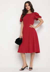 Born2be - Bordowa Sukienka Vices o Rozkloszowanym Kroju z Odpinanym Kwiatem 3D Rallarea. Kolor: czerwony. Wzór: kwiaty. Sezon: wiosna, lato #6