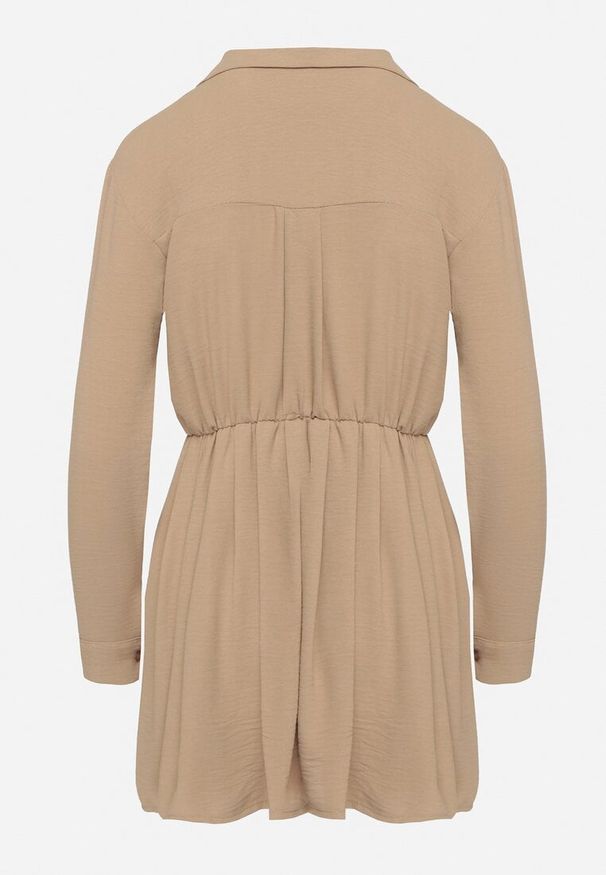 Born2be - Ciemnobeżowa Asymetryczna Sukienka o Koszulowym Kroju z Gumką w Talii Elodina. Kolor: beżowy. Długość rękawa: długi rękaw. Typ sukienki: asymetryczne, koszulowe. Styl: sportowy, elegancki