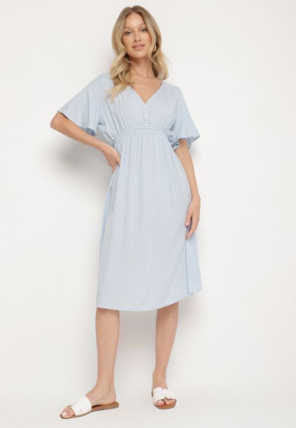 Born2be - Jasnoniebieska Bawełniana Sukienka o Rozkloszowanym Fasonie Liranelle. Okazja: na co dzień. Typ kołnierza: dekolt w kształcie V. Kolor: niebieski. Materiał: bawełna. Długość rękawa: krótki rękaw. Sezon: lato. Typ sukienki: rozkloszowane. Styl: casual, elegancki