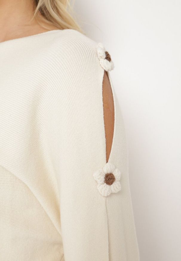 Born2be - Beżowy Sweter z Wiskozą i Wycięciami przy Rękawach Evancia. Okazja: na co dzień, na spotkanie biznesowe, do pracy. Kolor: beżowy. Materiał: wiskoza. Styl: biznesowy, klasyczny, elegancki, casual